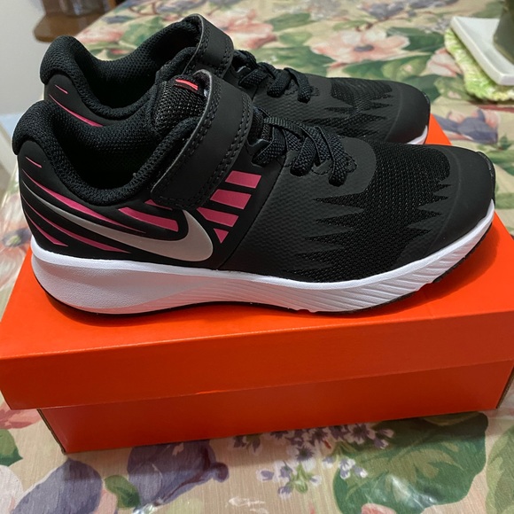 Kids Nike shoes - Picture 2 of 5